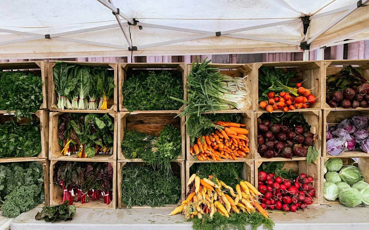 Verduras frescas en cajones de madera